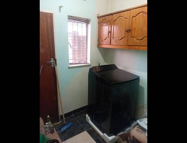 6 BEDROOM HOUSE FOR SALE IN RHODESFIELD